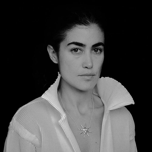 María Posada-low